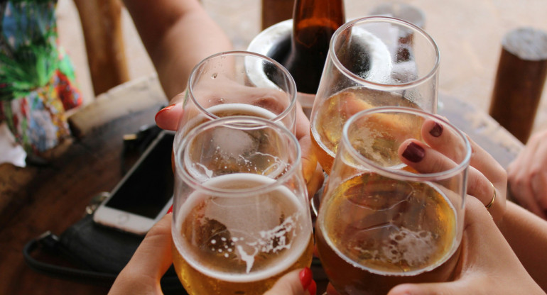 Combinar el alcohol con las bebidas energéticas puede llevar al deterioro cerebral. Foto: Unsplash.