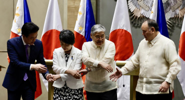 Filipinas y Japón firman un acuerdo de cooperación militar en medio de tensiones con China. Foto: EFE