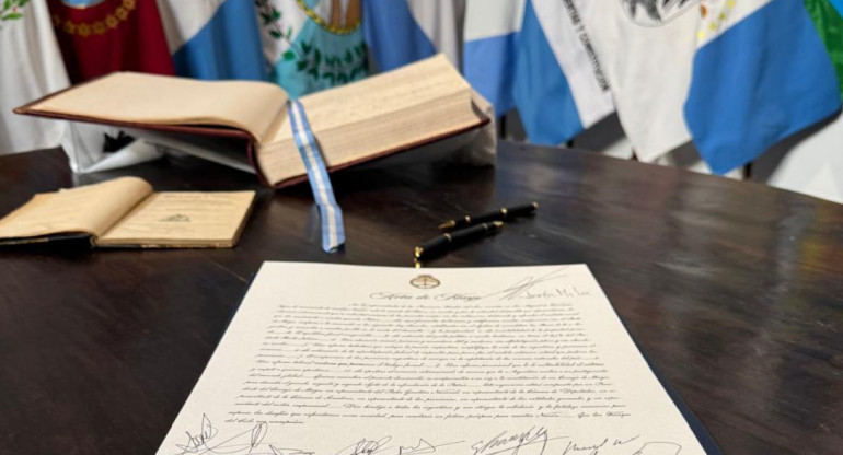 Javier Milei y los gobernadores firmaron el Pacto de Mayo el 9 de julio en Tucumán. Foto: Prensa Presidencia