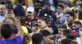 Darwin Núñez, a los golpes contra los hinchas de Colombia. Foto: EFE.