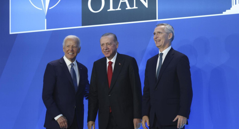 Joe Biden, Tayyip Erdogan y Jens Stoltenberg. Foto: Reuters.