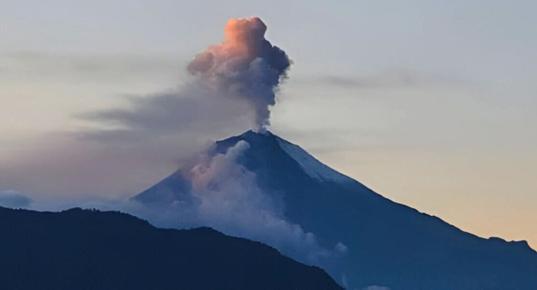 Erupción del volcán Sangay. Foto: X/@ned_noticias.