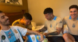 Julián Álvarez, Enzo Fernández y Exequiel Palacios junto a Juancito.