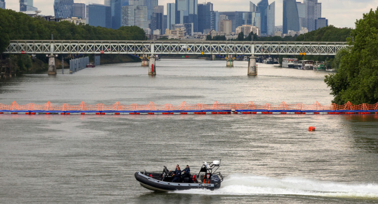 Actividades en el río Sena antes de los Juegos Olímpicos de París 2024. Foto: Reuters.