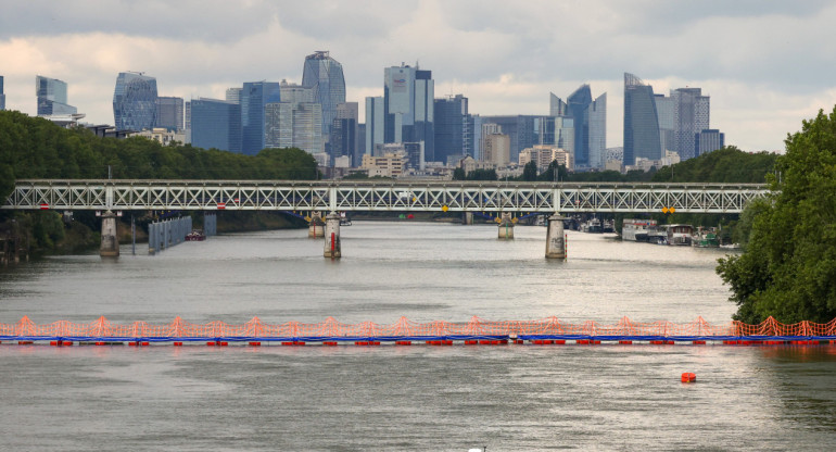 Actividades en el río Sena antes de los Juegos Olímpicos de París 2024. Foto: Reuters.