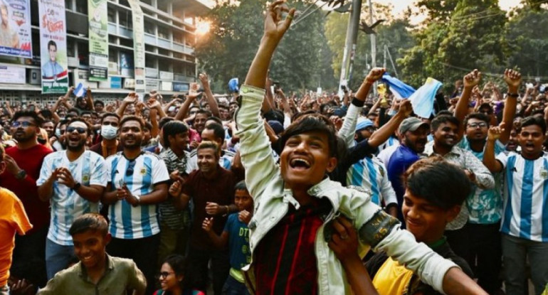 En Blangladesh se celebró la obtención de la Copa América. Foto: NA