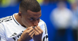 Kylian Mbappé besa el escudo del Real Madrid en su presentación. Foto: EFE.