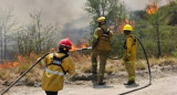 Bomberos en el incendio del cerro Champaquí. Foto: X/teclapatagonia.