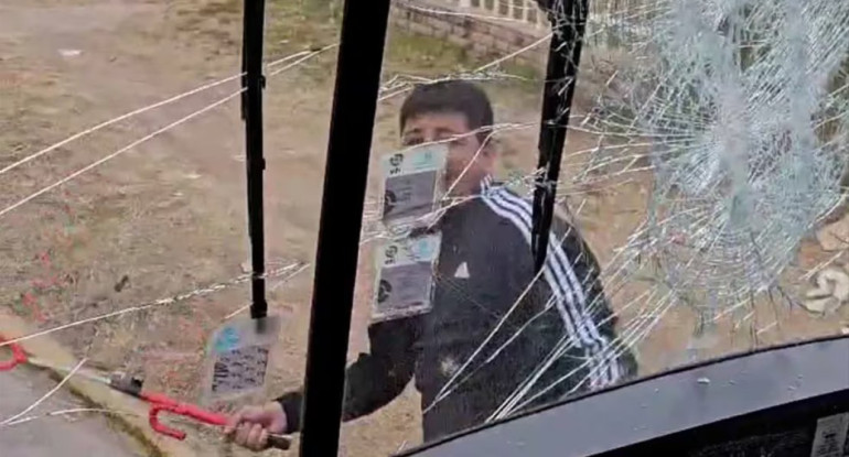 Conductor rompió el parabrisas de un colectivo con un trabavolante en Córdoba. Foto: Captura de video.