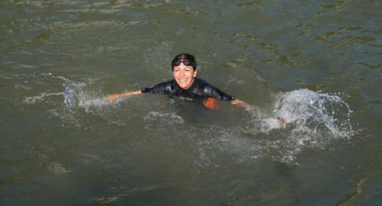 Anne Hidalgo se baña en el rio Sena. Fuente: X
