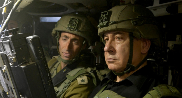 Benjamin Netanyahu junto a soldados israelíes en Rafah. Foto: REUTERS.