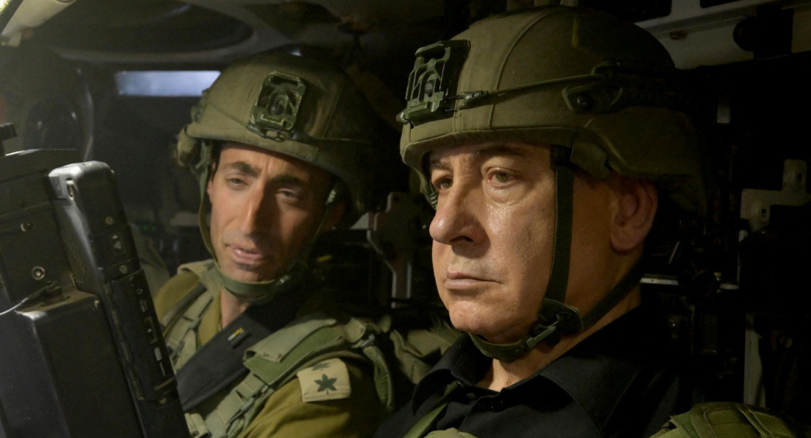 Benjamin Netanyahu junto a soldados israelíes en Rafah. Foto: REUTERS.