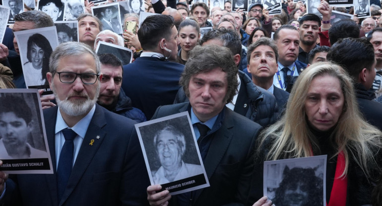 Javier Milei en el acto por el 30° aniversario del atentado a la AMIA. Foto: Presidencia.
