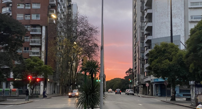 El nuevo rito de Montevideo: ver el sol salir por la 18 de Julio el 18 de julio. Foto: X/GonzaloTancredi
