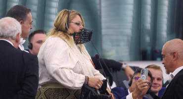 Diana Șoșoacă, eurodiputada que gritó con un bozal en el recinto. Foto: REUTERS.