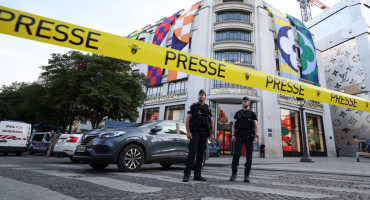 Un policía herido en un ataque con cuchillo en los Campos Elíseos de París. Foto: Reuters