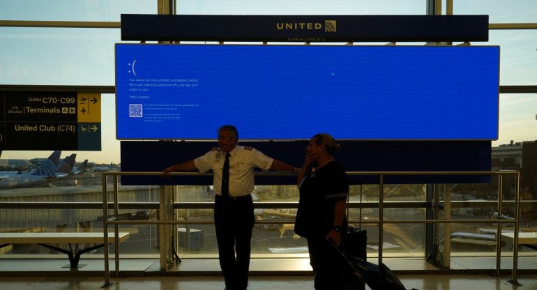 Complicaciones en aeropuertos por falla informática de Windows. Foto: Reuters.