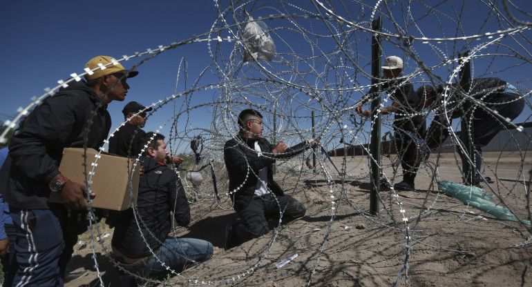 Migrantes intentando cruzar la frontera de EEUU. Foto: Reuters