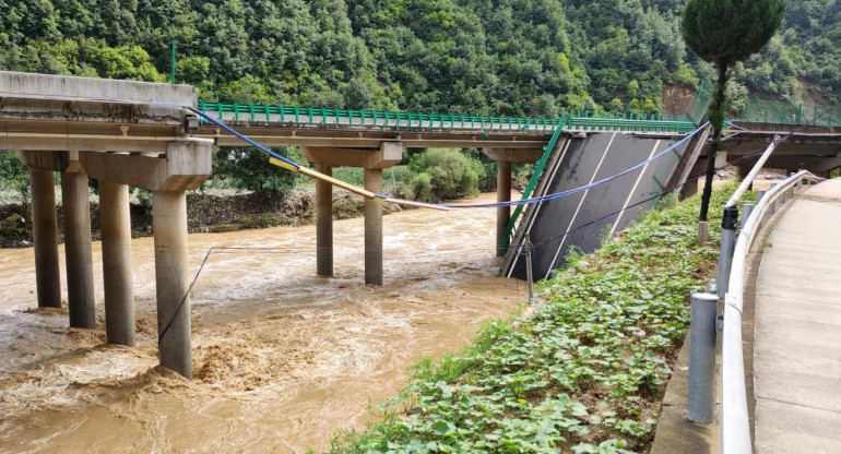 Derrumbe fatal de un puente en China. Foto: EFE.