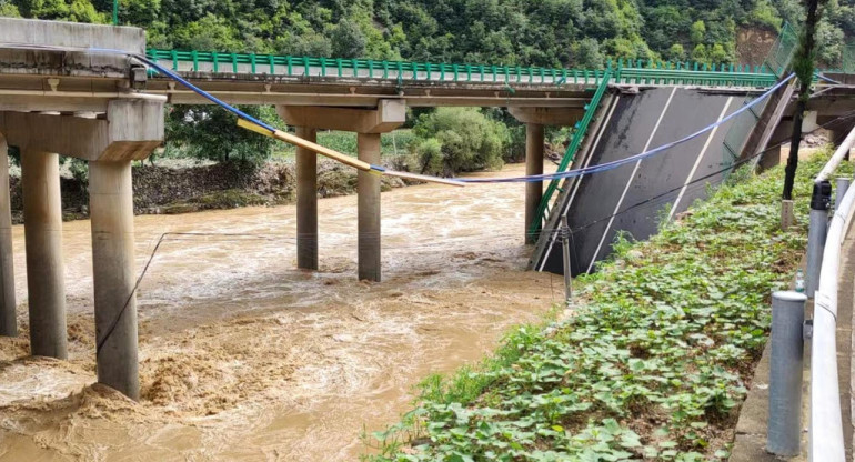 Derrumbe fatal de un puente en China. Foto: EFE.