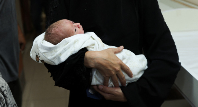 Un bebé nació en Gaza en medio de un ataque israelí. Fuente: Reuters