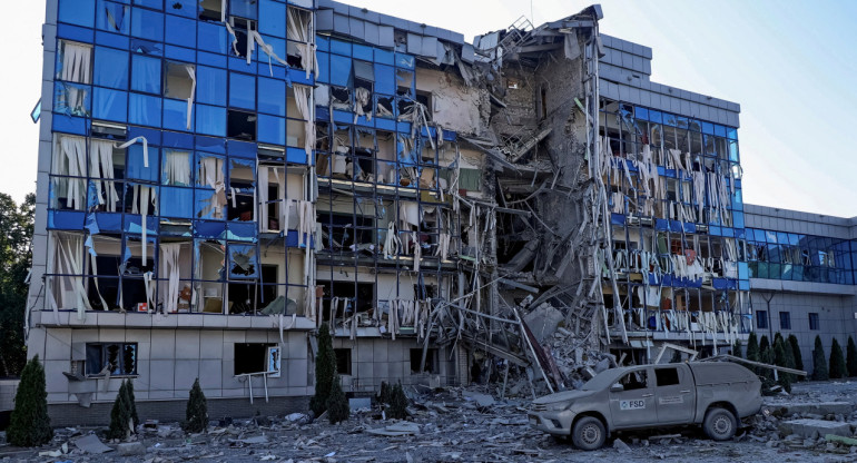 Un edificio de oficinas de FSD destruido en medio de un ataque ruso con misiles. Foto: Reuters.