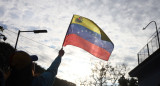 Emoción en la Embajada de Buenos Aires por las elecciones en Venezuela. Foto: Reuters.