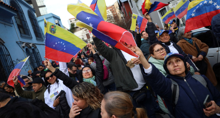 Emoción en la Embajada de Buenos Aires por las elecciones en Venezuela. Foto: Reuters.