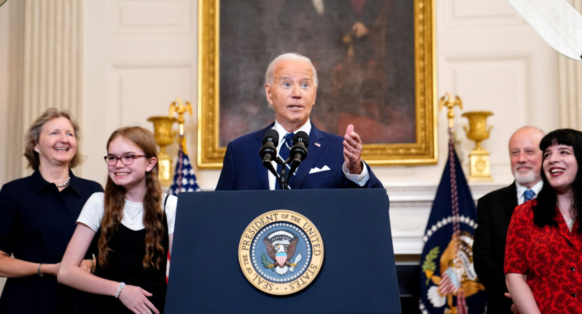 Joe Biden junto a familiares de presos del intercambio con Rusia. Foto: REUTERS.