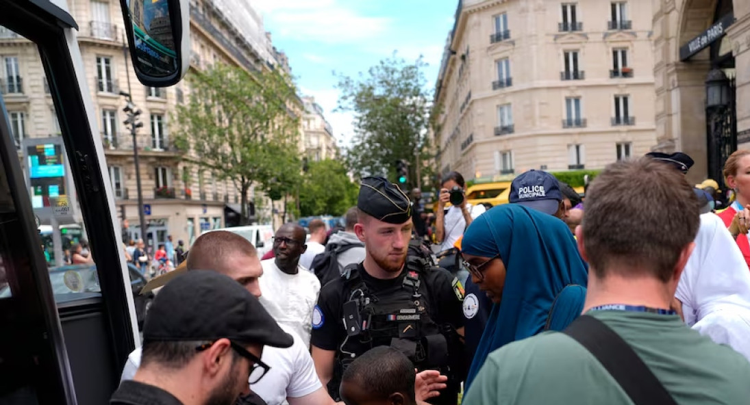 Migrantes suben a autobuses para abandonar el centro de París. Fuente: X