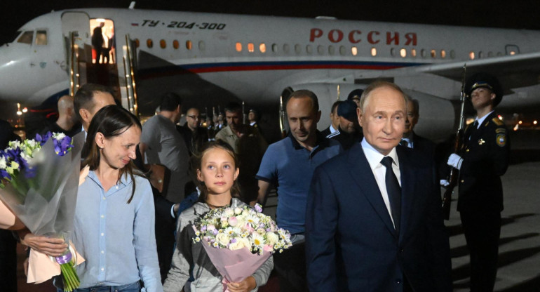 Vladimir Putin recibió en Moscú a los presos del intercambio con Occidente. Foto: EFE.