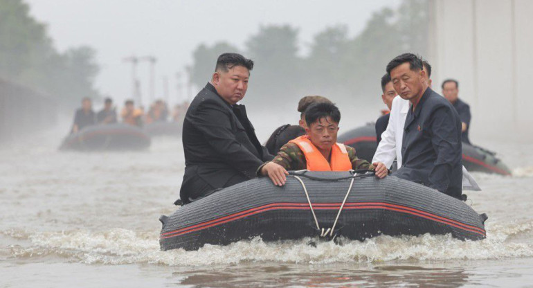 Kim Yong-un en zona de inundaciones en Corea del Norte.