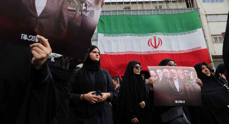 Iraníes asisten al cortejo fúnebre del asesinado jefe de Hamás. Foto: Reuters.