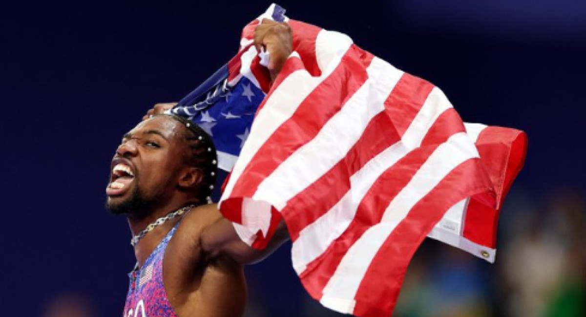 Lyles con la bandera de su país en París 2024. Foto: X @LylesNoah