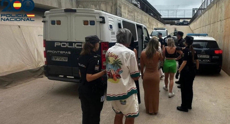 Argentinas detenidas en Ibiza por no pagar una comida. Foto: NA.