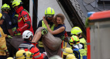 Los trabajos de los rescatistas ayudando a las víctimas. Foto: Reuters.