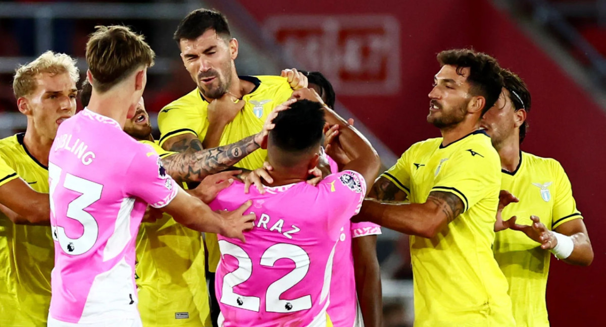 Pelea de Carlos Alcaraz en un amistoso entre el Southampton y la Lazio. Foto: Gentileza REX.