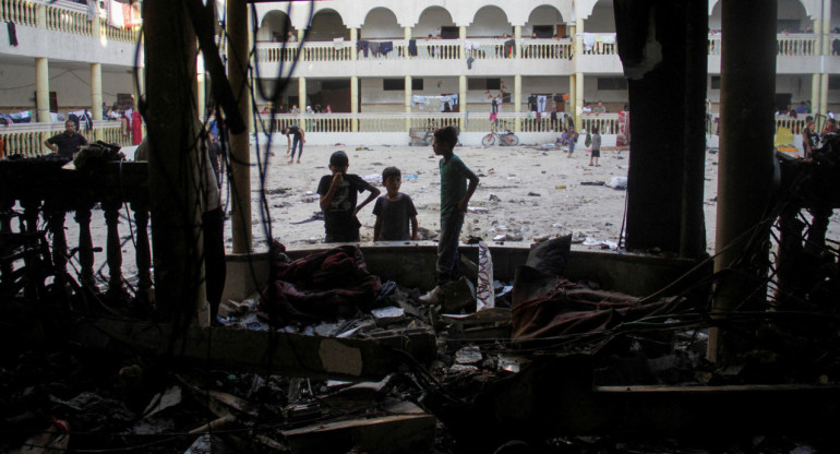 Ataque de Israel sobre una escuela de Gaza. Foto: REUTERS.