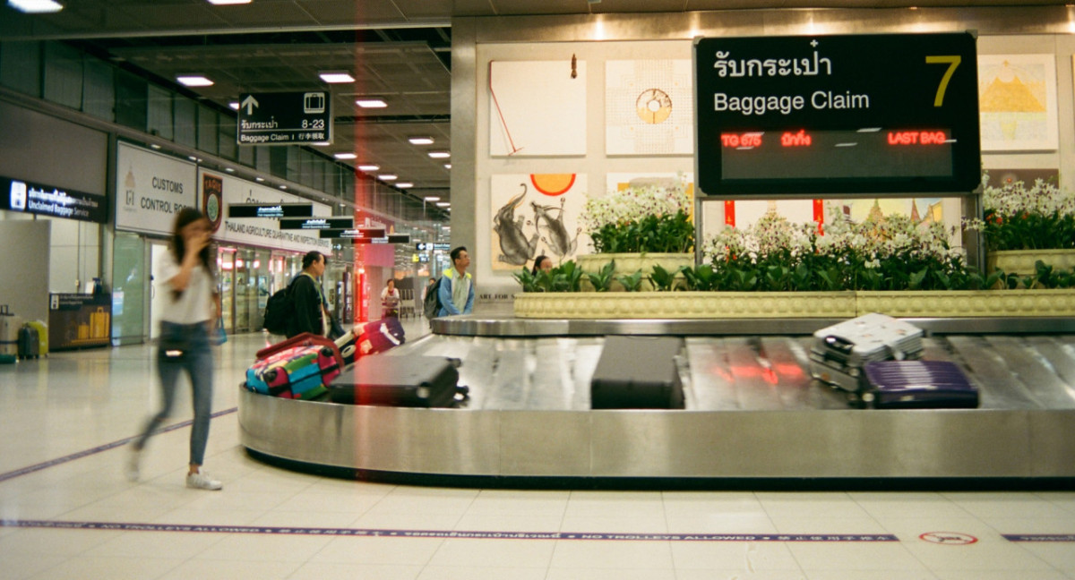 Valijas, equipaje, aeropuerto. Foto Unsplash.