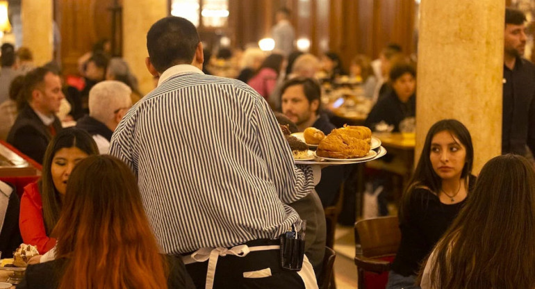 La gastronomía, uno de los rubros que empezará a recibir propinas electrónicas. Foto: NA.