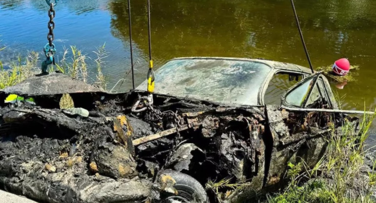 Hallazgo de cadáveres en un auto sumergido en Estados Unidos. Foto: @JoelF Oficial.