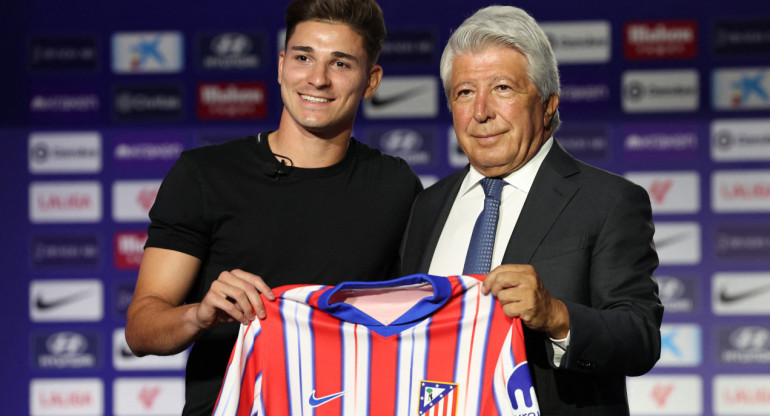 Presentación de Julián Álvarez en el Atlético de Madrid. Foto: REUTERS.