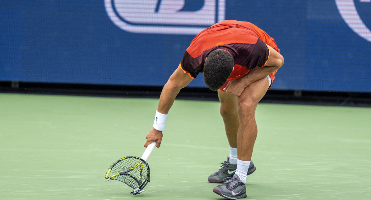 Carlos Alcaraz destrozó su raqueta en el Masters 1000 de Cincinnati. Foto: REUTERS.