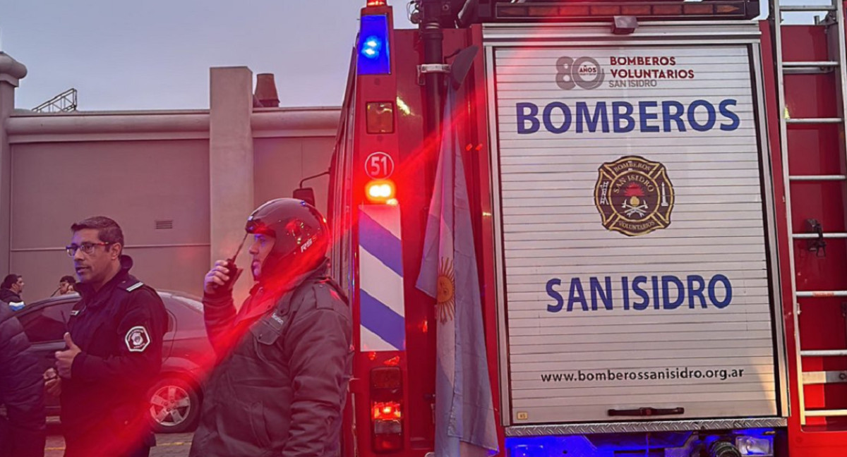 Bomberos en el Unicenter. Foto: X