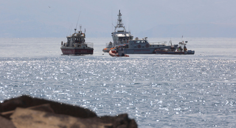 Los servicios de emergencia trabajan cerca del lugar donde se hundió un velero en la madrugada del lunes frente a la costa de Porticello, cerca de la ciudad siciliana de Palermo, Italia. Foto: REUTERS/Igor Petyx