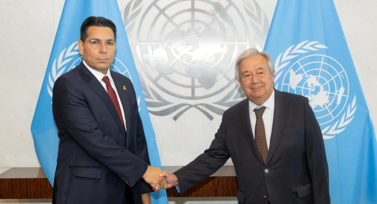 El saludo entre Danny Danon y António Guterres. Foto: EFE.