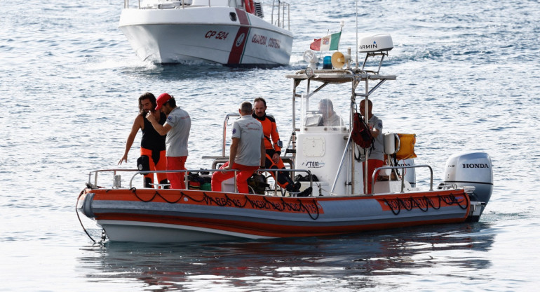 Continúa la búsqueda de los desaparecidos en el naufragio en Italia. Foto: Reuters