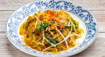 Fideos al estilo Singapur. Foto: Freepik.