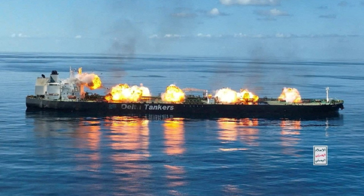 Ataque de los hutíes contra un barco petrolero en el mar Rojo. Foto: Reuters