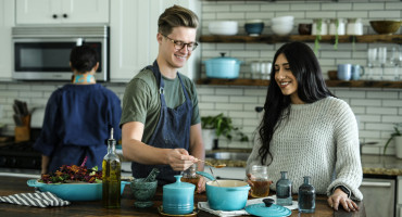 Cocina, pareja, comida. Foto: Unsplash.